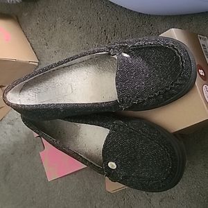 User women's Roxy loafer type shoes.